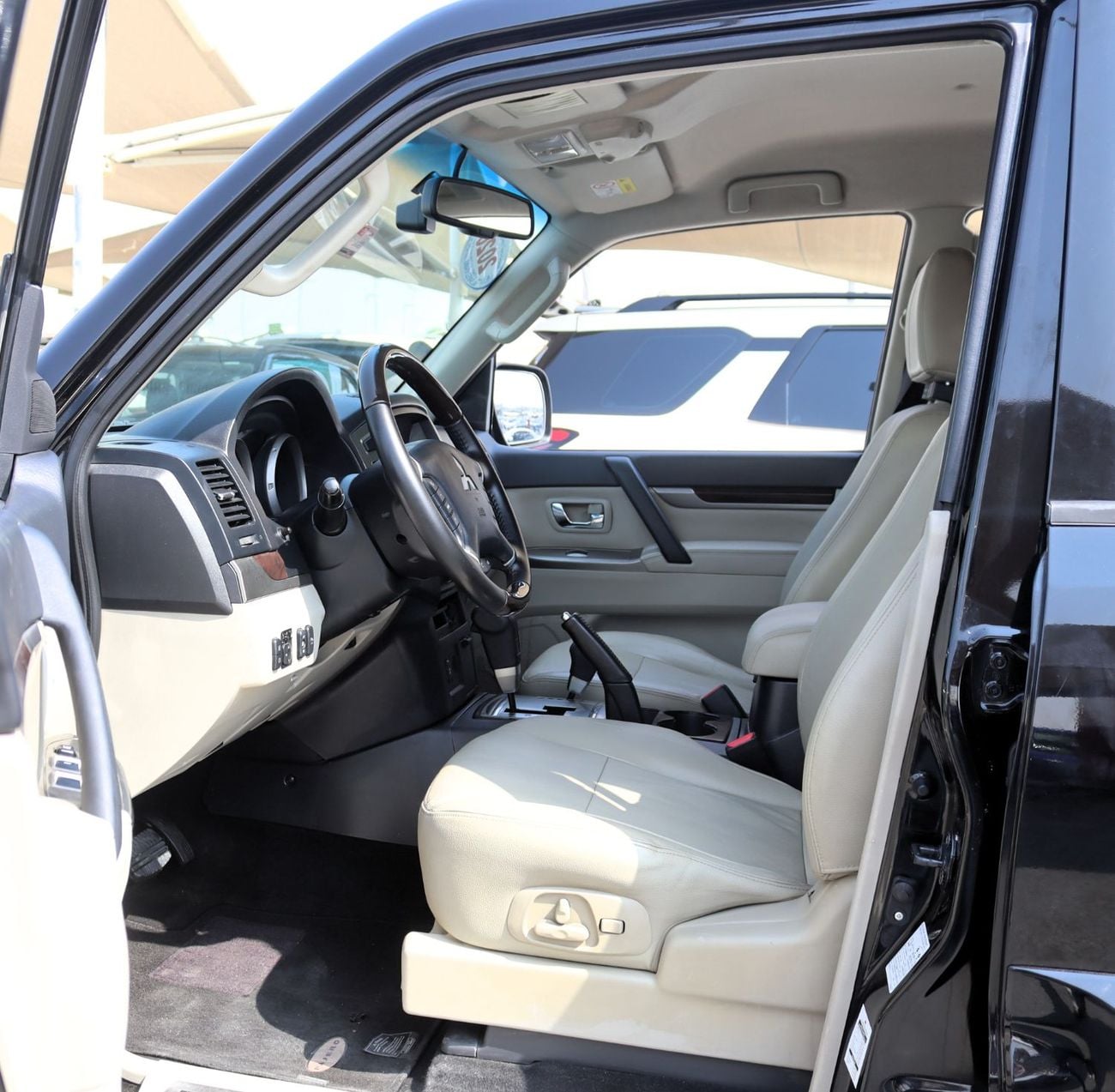 ميتسوبيشي باجيرو GLS H/L ROCKFORD PLATINUM خالية من الحوادث - خليجية - طلاء أصلي - حالة ممتازة من الداخل والخارج - 3800 سي سي - كاملة