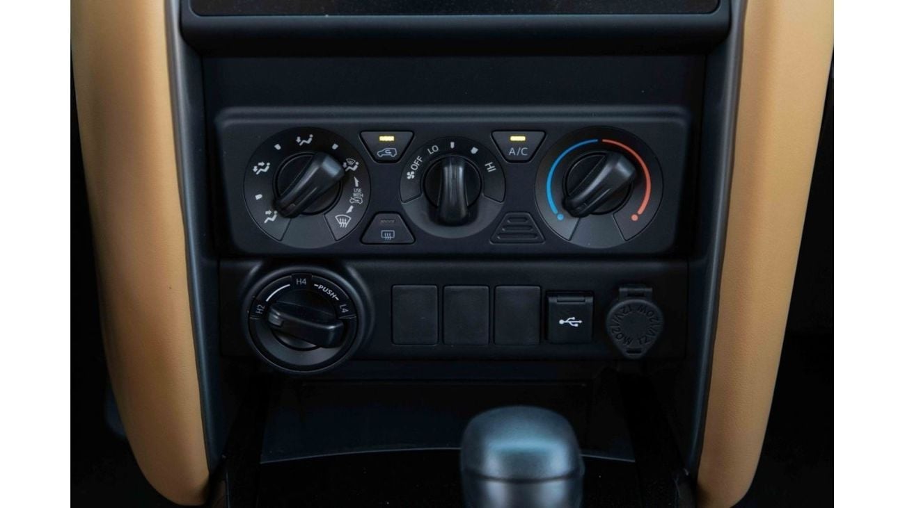 تويوتا فورتونر تويوتا فورتشنر 2024 4X4 2.4 Low - ابيض بلاتيني لؤلؤي من الداخل شامواه