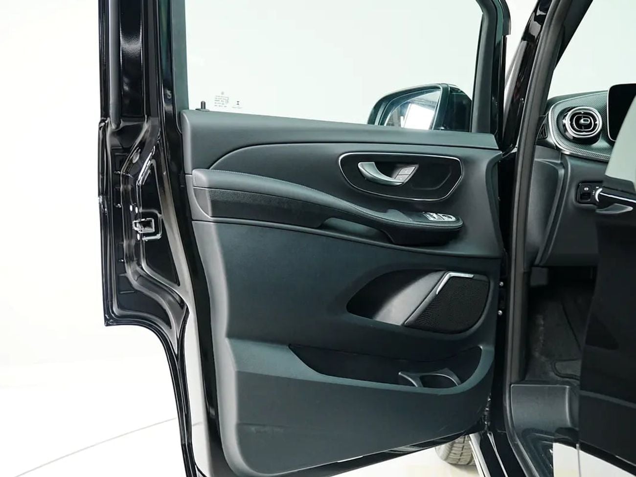Mercedes Benz V300 AVANTGARDE Dealer WARRANTY | GCC SPECS | AMG Line | V300 AMG Line
