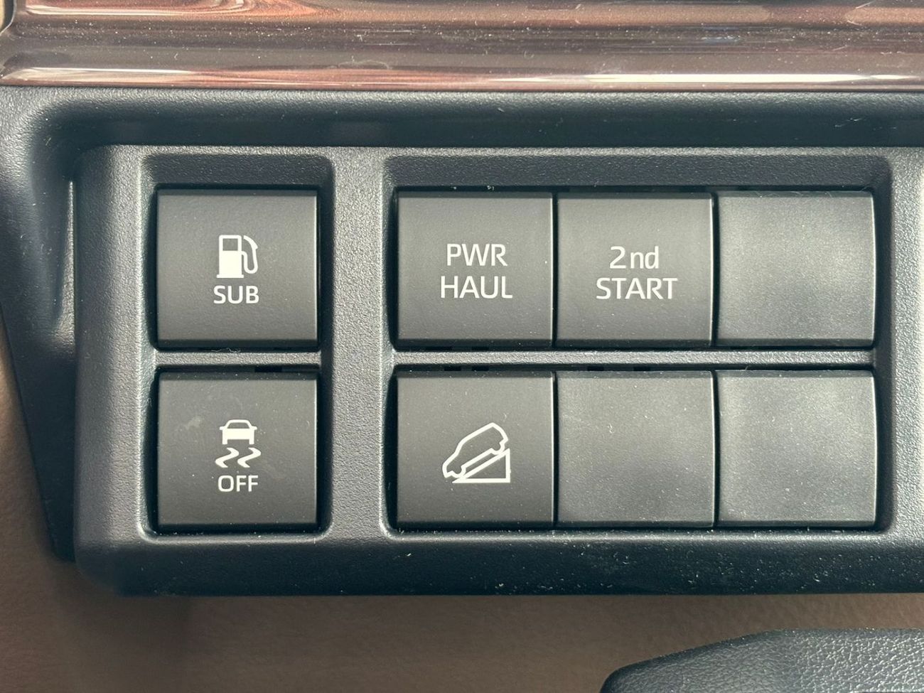 Toyota Land Cruiser Pick Up ECTALM001 – 2025 TLC79 Single Cab Pick Up - 2.8L Diesel Auto – Beige – Full Options