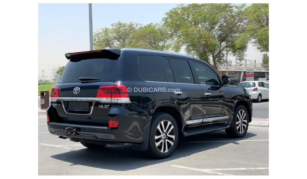 Toyota Land Cruiser VXR 5.7 L "Black Edition" 2018 / GCC Spec