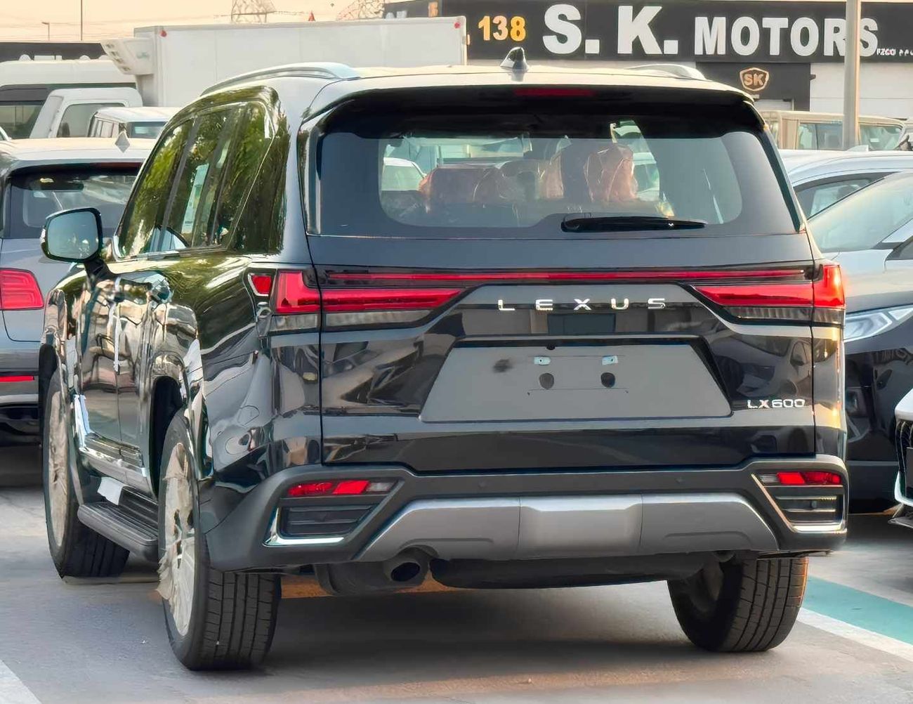 Lexus LX600 SIGNATURE || 3.5L V6 PETROL / RADAR / REAR ENTERTAINMENT SCREEN / HEADS UP DISPALY / COOL BOX (CODE