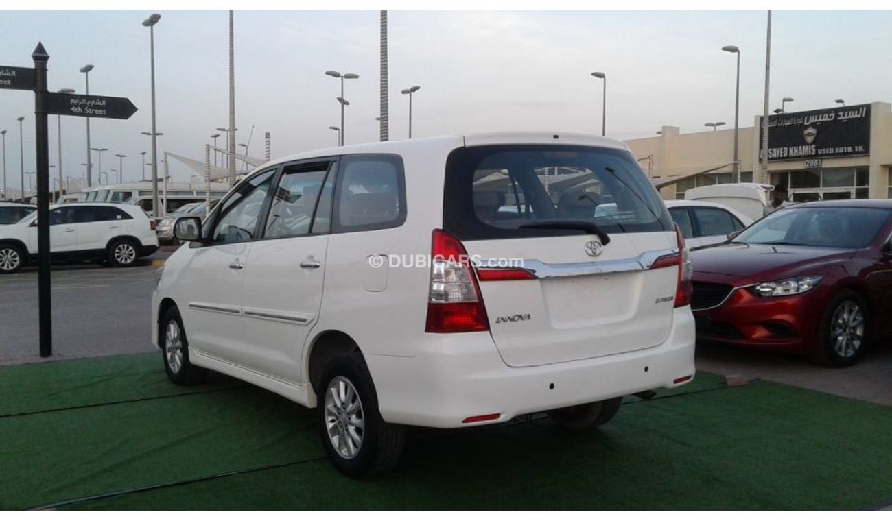 تويوتا إينوفا ابيض خليجى 2015 فتحة سقف رقم 1فل ابشن كامل بحالة جيدة