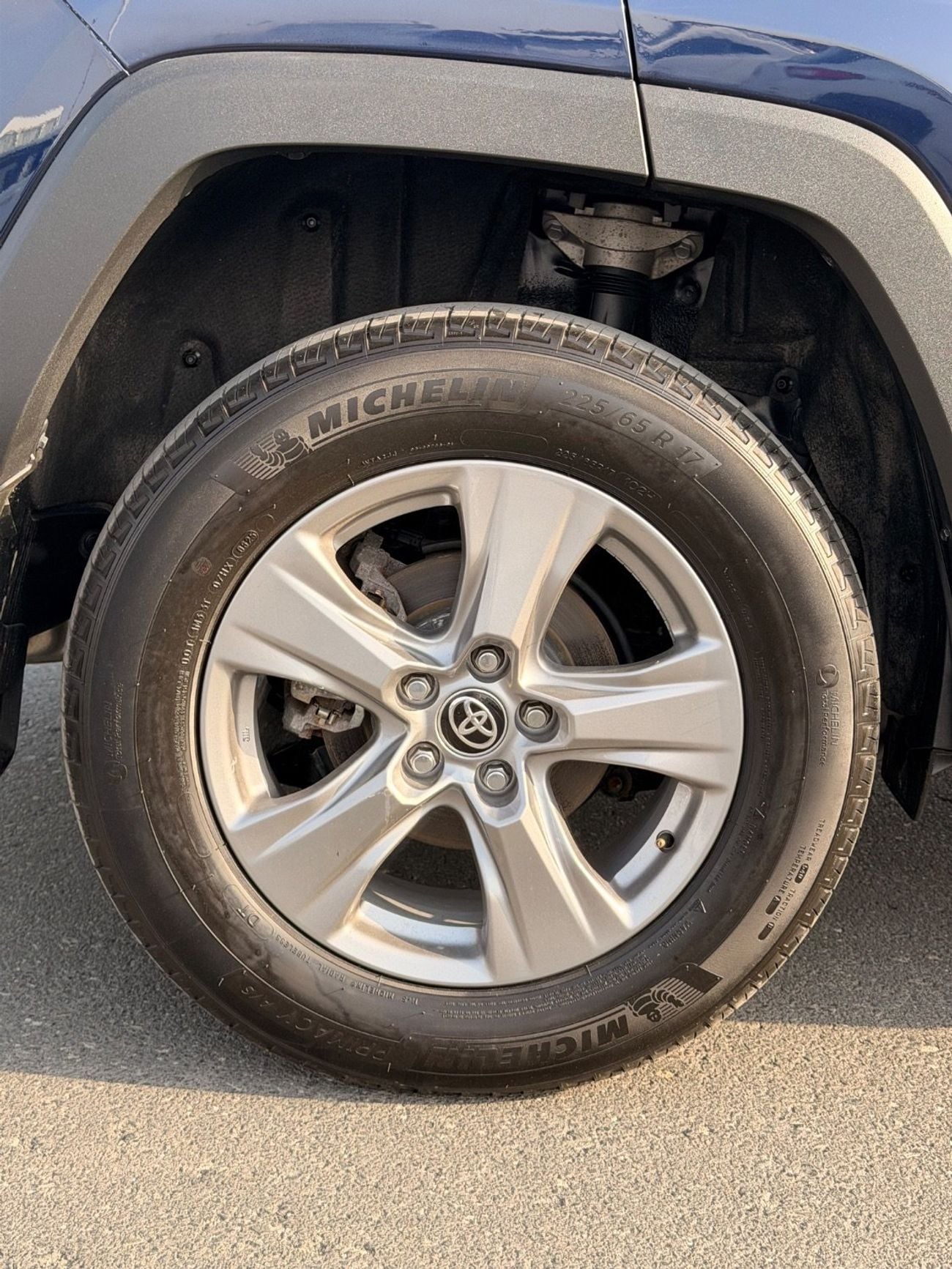 تويوتا راف ٤ Hybrid XLE premium | sunroof, leather seats, push start 2025