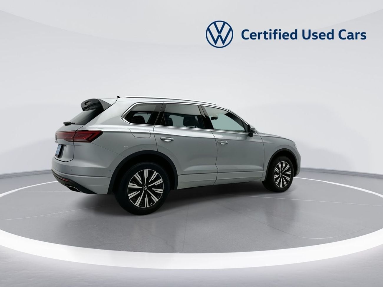 فولكس واجن طوارق | 42,100 AED SAVINGS from New Car | ONLY 3,796 KM | As-New Flagship Luxury | Warranty and Free Servi