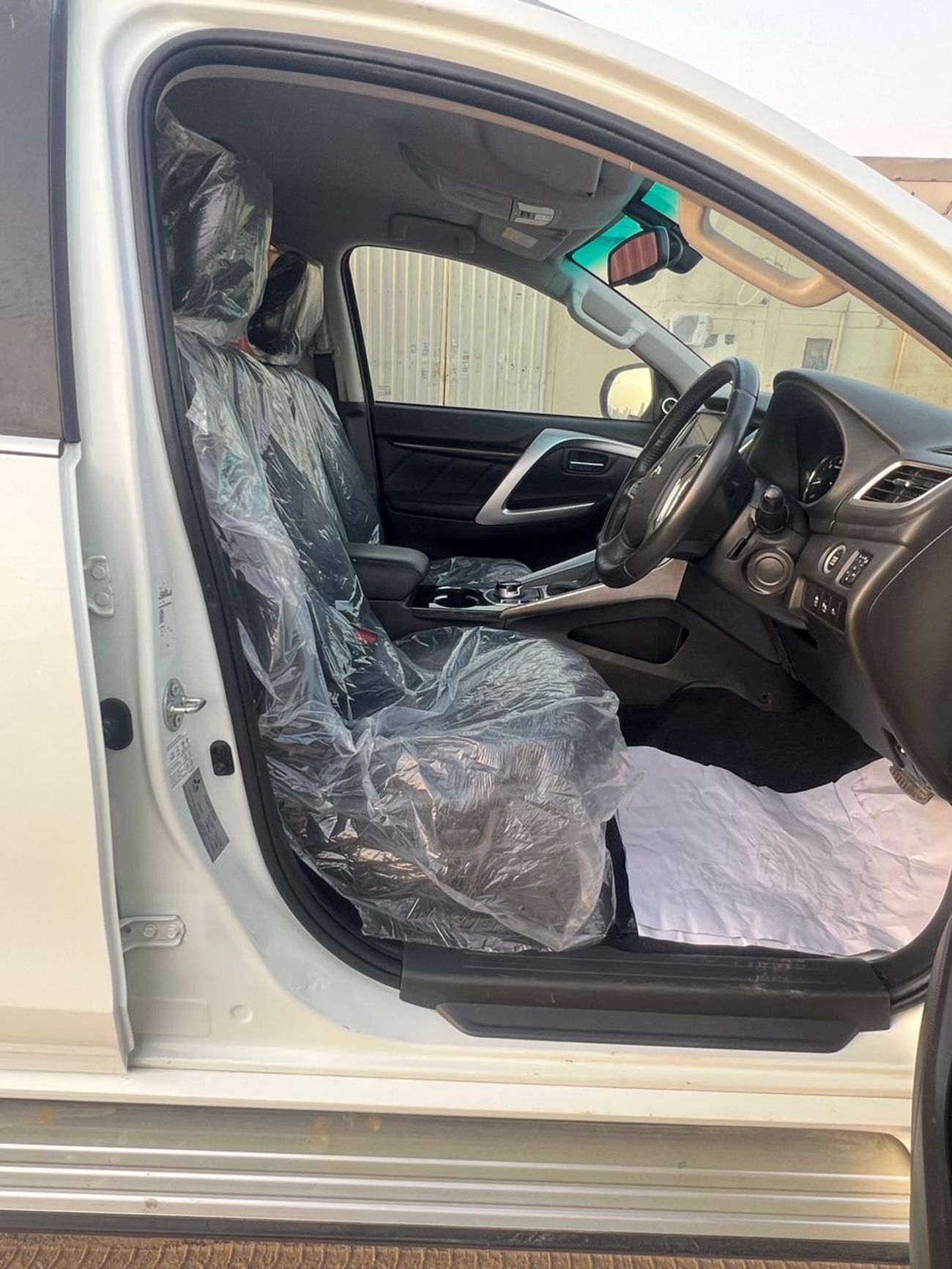 ميتسوبيشي باجيرو diesel 2.4 liter ,right hand drive only for export available ,full options