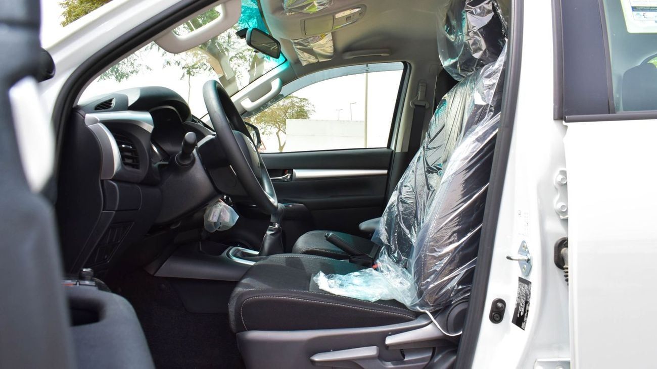 Toyota Hilux ECT0049 - Toyota Hilux DCab - 2.4L Diesel Manual 4wd SR5 White/Black - Key Start, Auto Ac