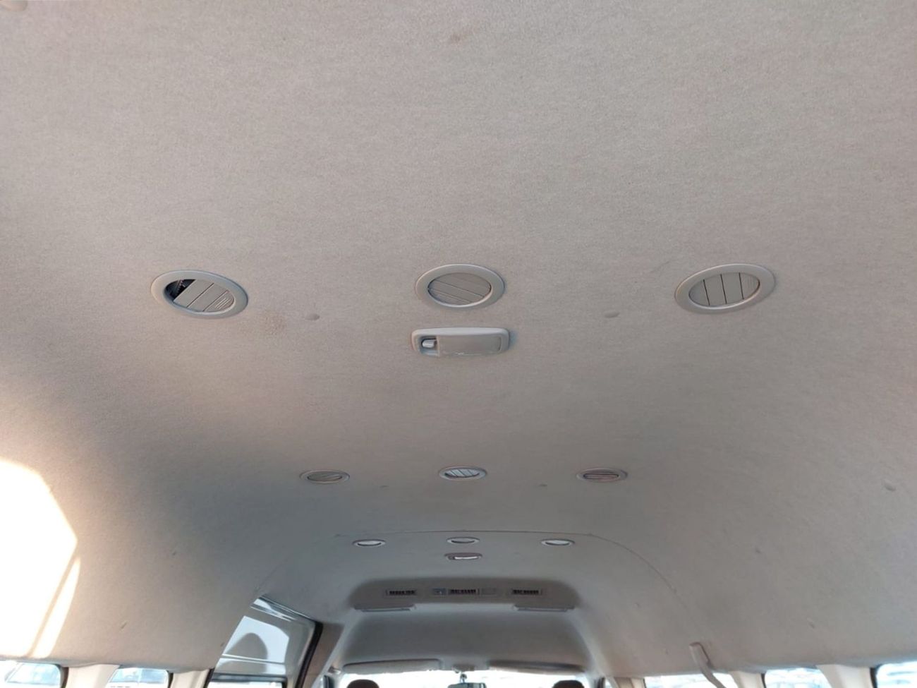 Toyota Hiace TOYOTA HIACE COMMUTER VAN RHD 2018 MODEL 3.0 L DIESEL AUTOMATIC(PM36171)