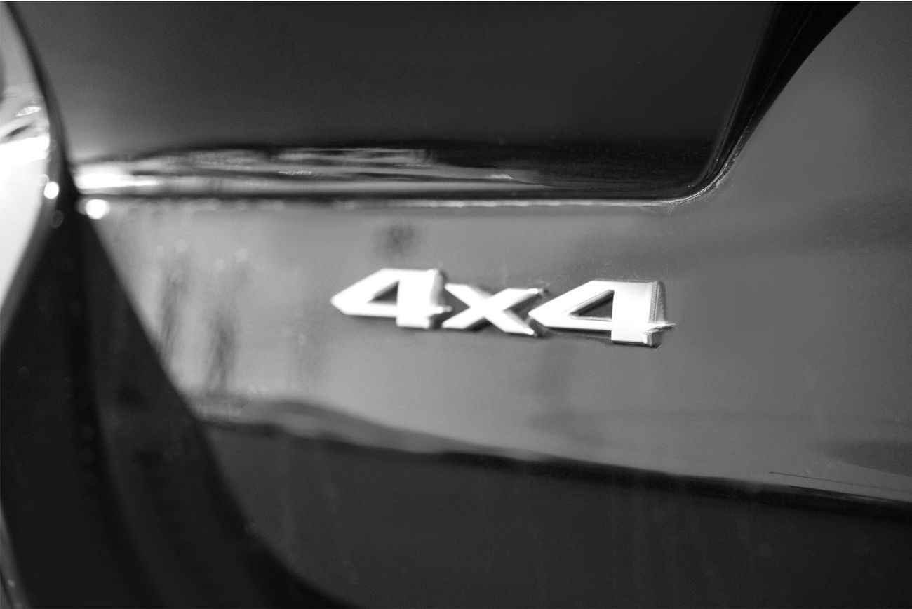 Jeep Grand Cherokee Summit 3.6L Summit 5.7L