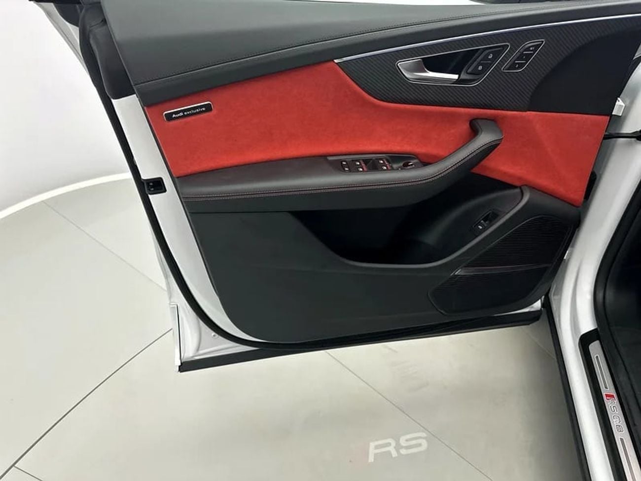 Audi RSQ8 STANDARD STD quattro 600hp Black-Red Edition (Ref# 052046)