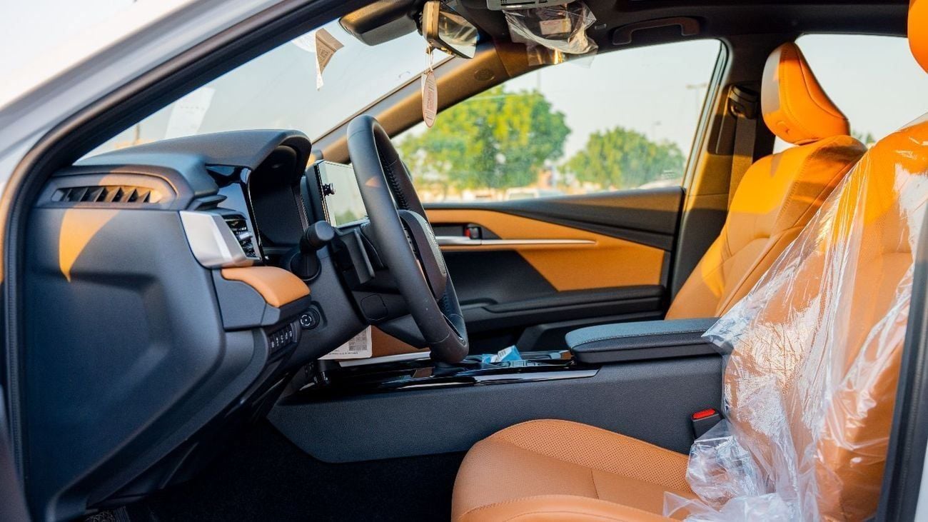 Toyota Camry 2025 Toyota Camry Lumiere 2.5L HEV Full option (White)