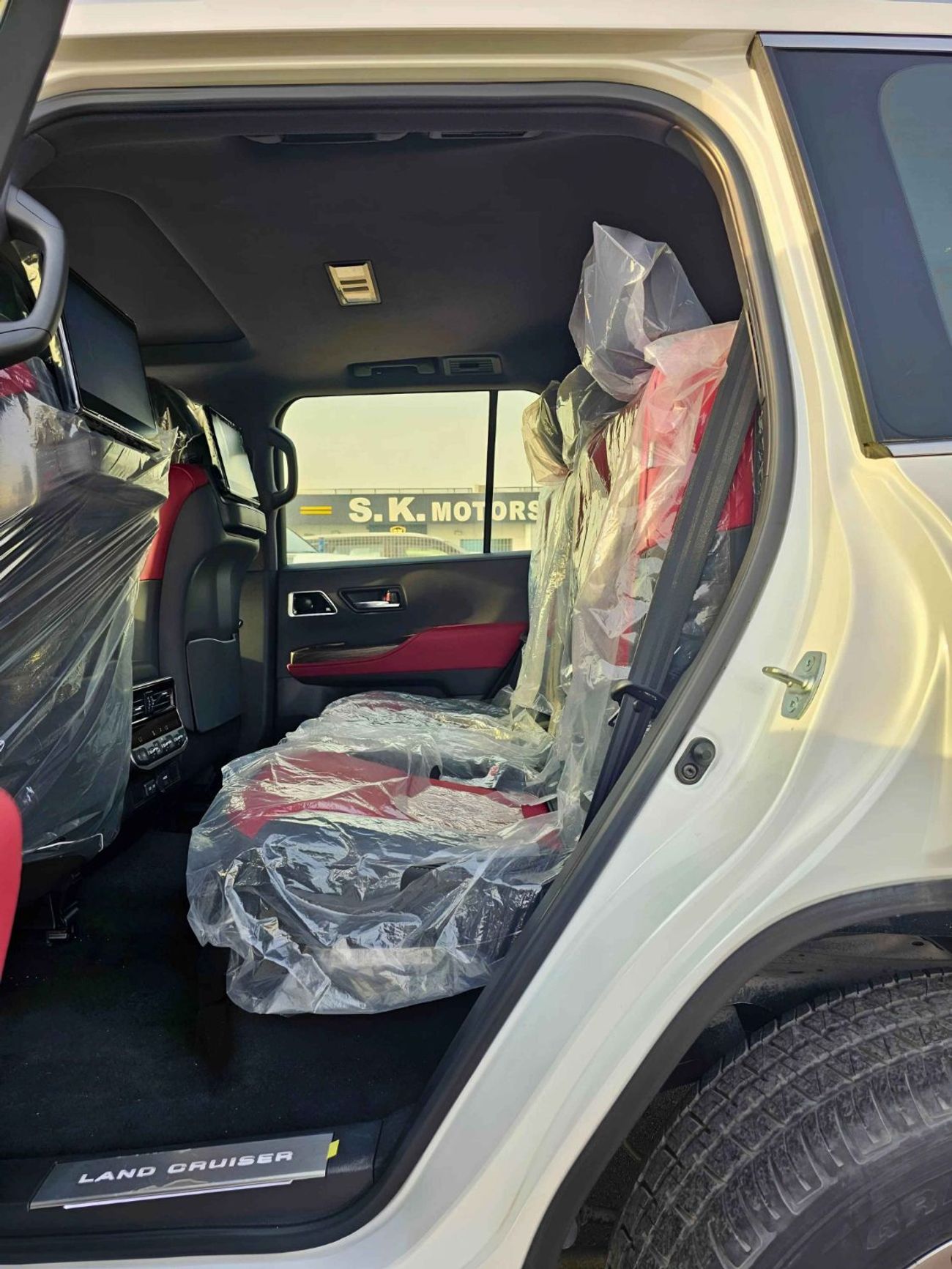 تويوتا لاند كروزر VXR / TWIN TURBO / FULL OPTION / 3.3L V6 DIESEL / HEADUP DISPLAY / JBL SPKRS / SUNROOF (CODE#70000)