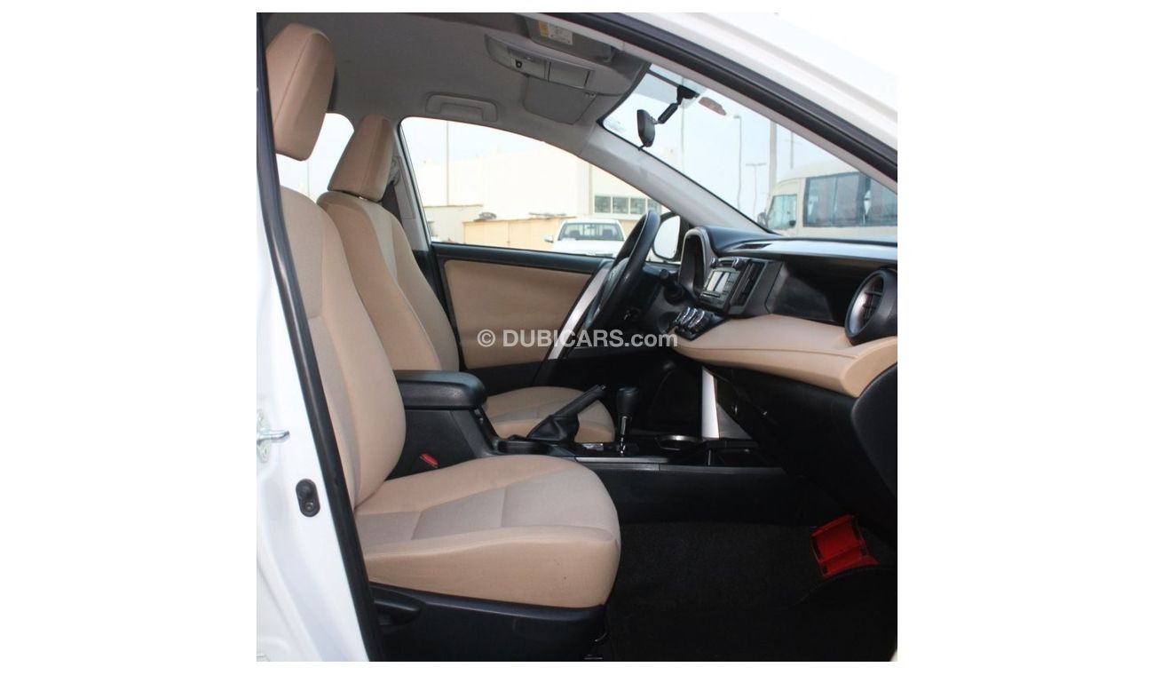 تويوتا راف ٤ EX تويوتا راف فور 2018 ابيض خليجي بحالة ممتازة بدون حوادث