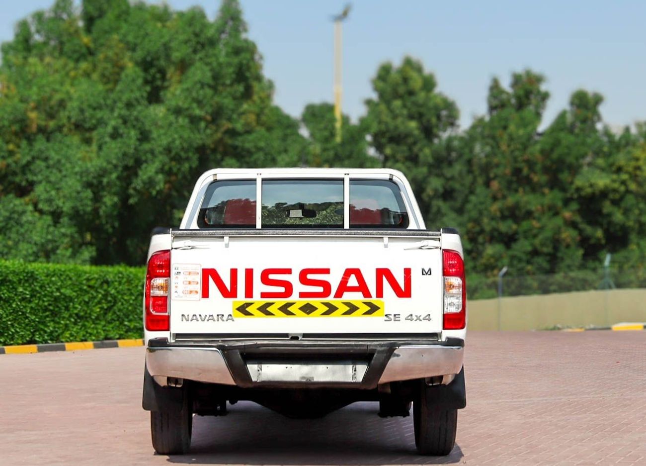 Nissan Navara Std 2.5L 4WD M/T Nissan Navara 4WD 2019 GCC Original Paint accident-free in excellent condition 1046