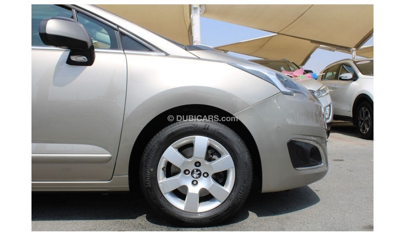 Peugeot 5008 Premium ACCIDENTS FREE - GCC- ORIGINAL PAINT - ENGINE 1600 CC - FULL OPTION - PERFECT CONDITION INSI