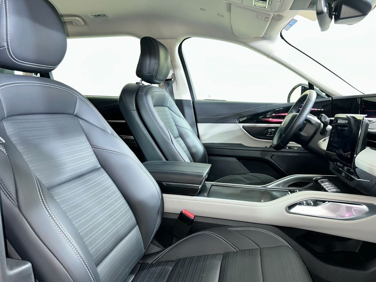 Lincoln Nautilus RESERVE I NAU325 / AL TAYER MOTORS AL QOUZ SHOWROOM