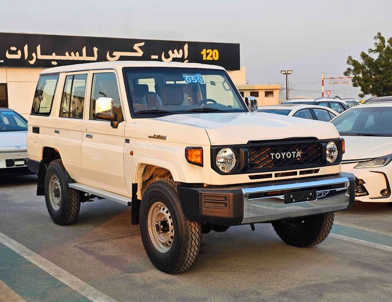 تويوتا لاند كروزر 70 LC76 LX /4.0L PETROL V6 M/T / CHROME HANDLE & MIRRORS / REAR CAMERA (CODE # 76PME)