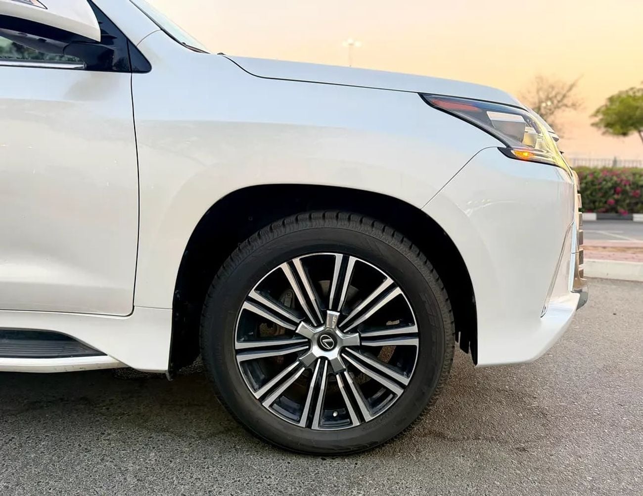 لكزس LX 570 بلاتينيوم - Canadian Specs