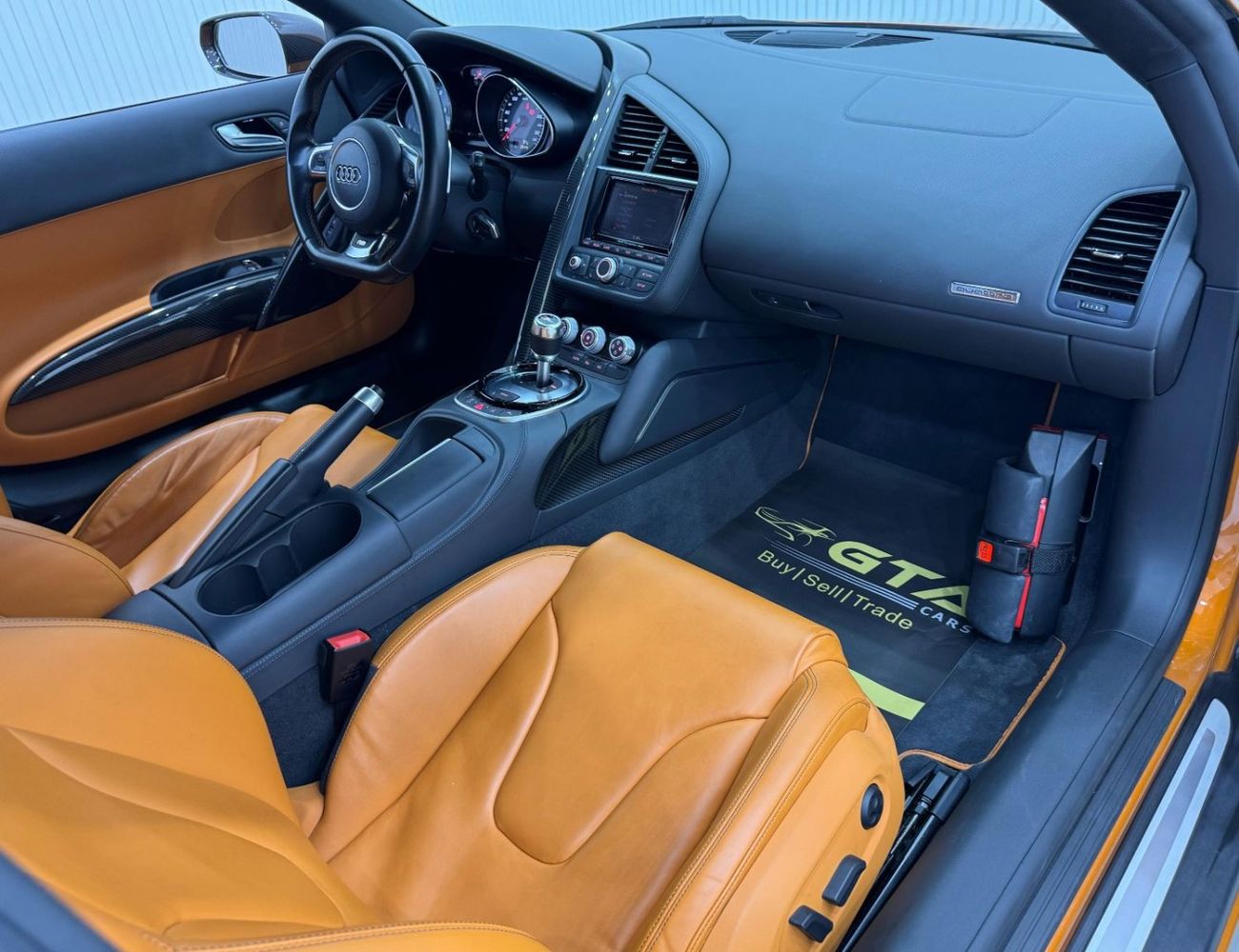 Audi R8 V8 AWD 4.2L (430 HP) 2015 Audi R8 Quattro Coupe V8, Full Service History, Carbon Fiber Package, Very