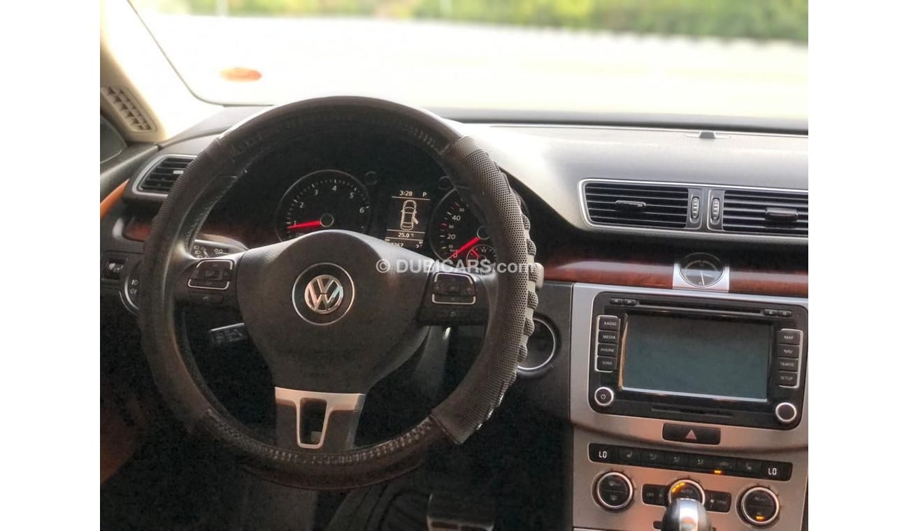 فولكس واجن باسات سي سي موديل 2012 خليجي حاله ممتازه جدا من الداخل والخارج كراسي جلد ومثبت سرعه وتحكم كهربي كامل ونظام صوت م