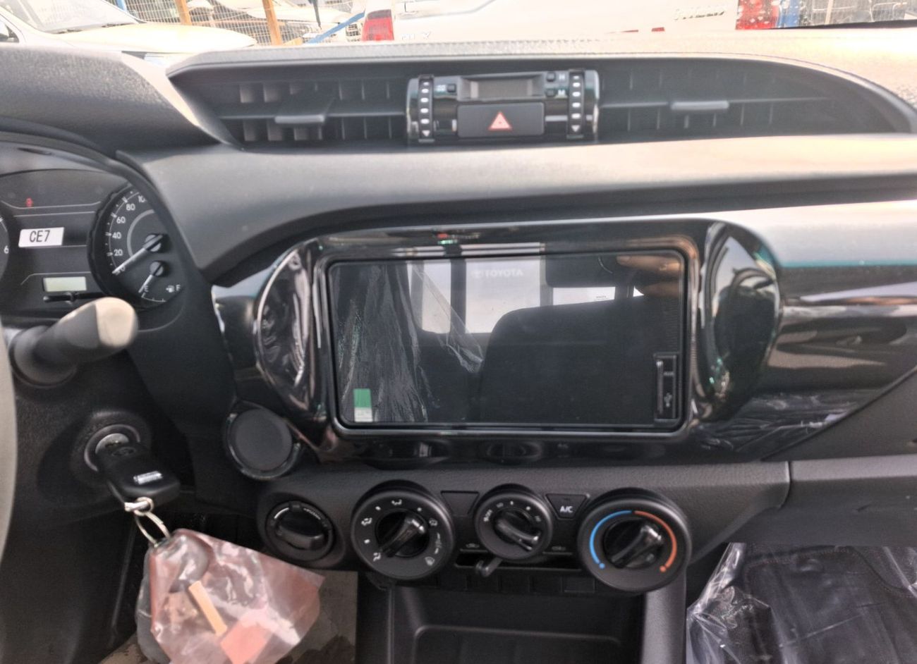 Toyota Hilux Toyota Hilux DLX 2.4L 2025 SC MT White Diesel