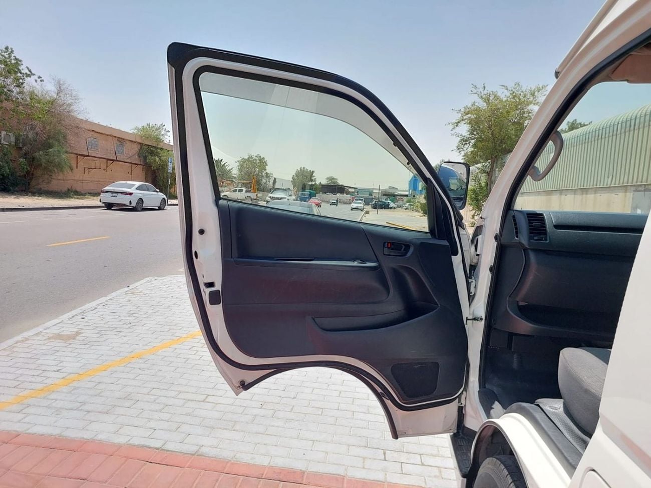 Toyota Hiace TOYOTA HIACE COMMUTER VAN RHD 2018 MODEL 3.0 L DIESEL AUTOMATIC(PM21278)