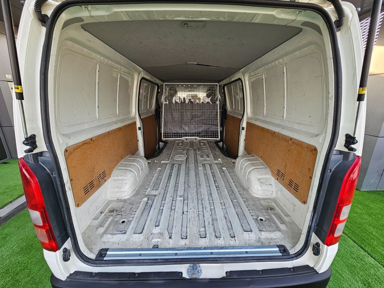 تويوتا هاياس CARGO / GCC / PETROL / MANUAL / STANDARD ROOF/ LOT#124282