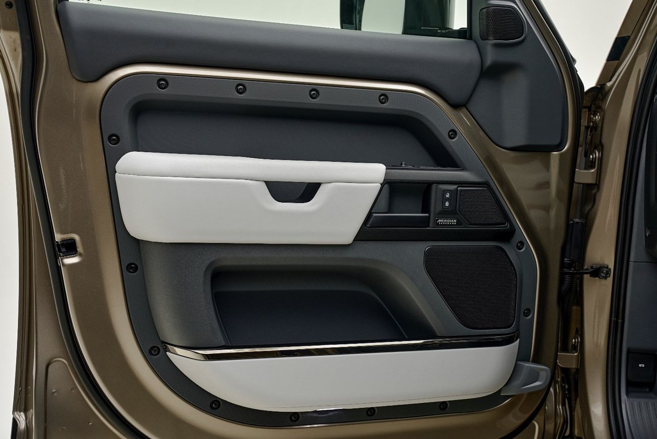 لاند روفر ديفندر 110 P635 OCTA V8