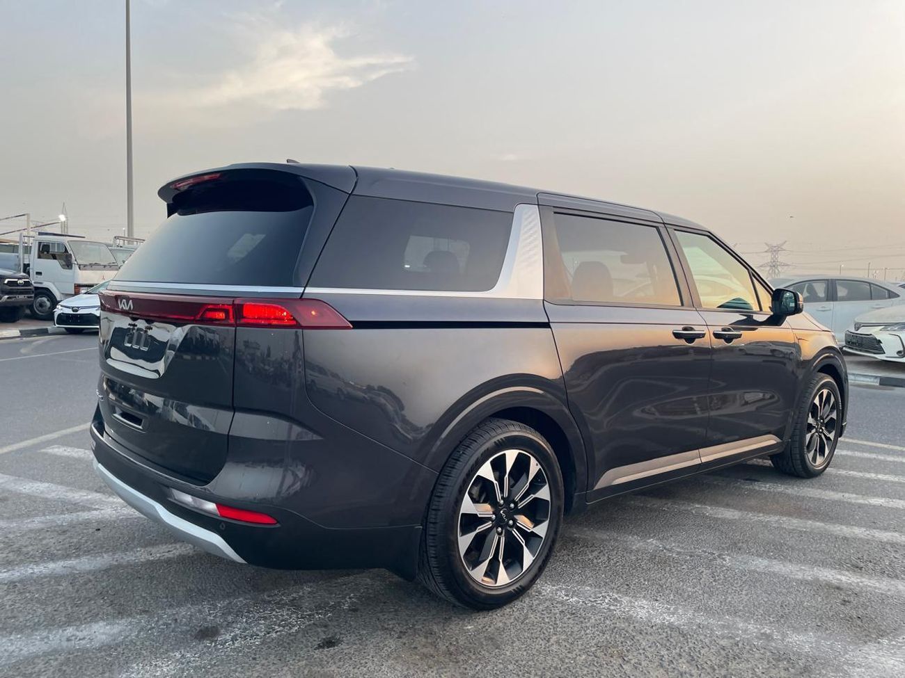 Kia Carnival 2022 EX 3.5L V6 - Full Option - 8 Seater - Front & Rear Radar Sensor - Trunk / Door Ful