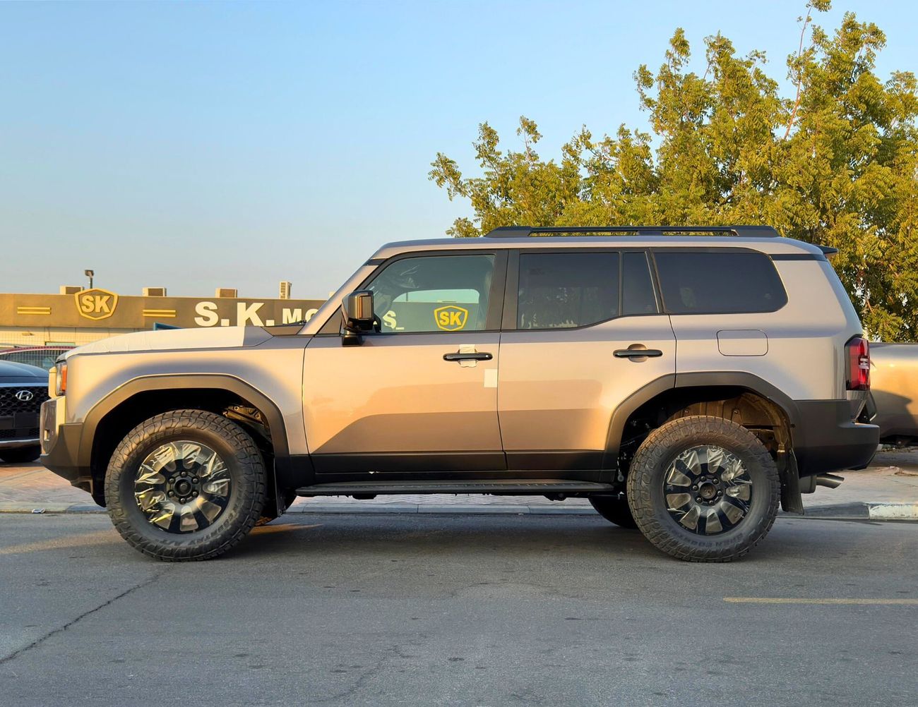 تويوتا برادو FIRST EDITION /  2.4L V4 PETROL / PWR WITH LEATHER SEATS / 360* WITH RADAR (CODE # 69022)