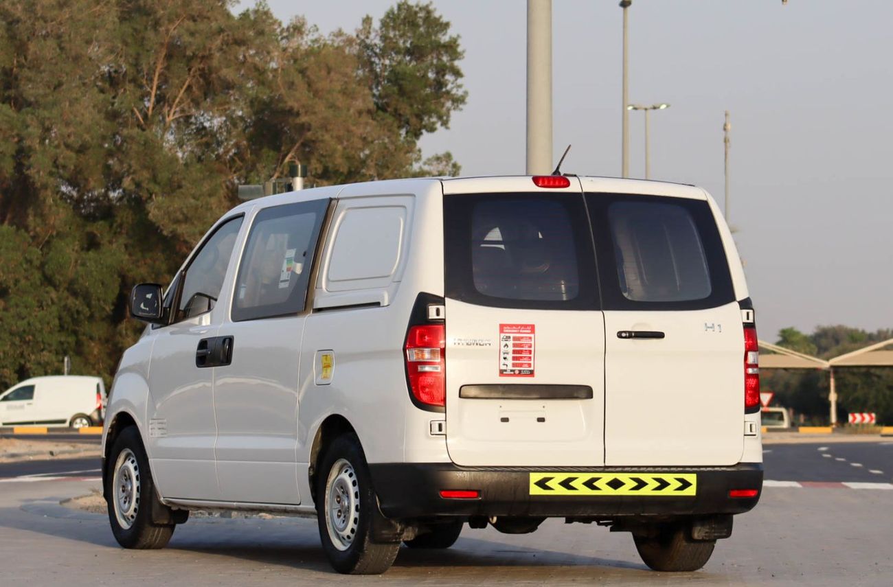 هيونداي H-1 Hyundai H1 2.4L VAN RWD 2020 GCC accident-free, in excellent condition, 820 P.M