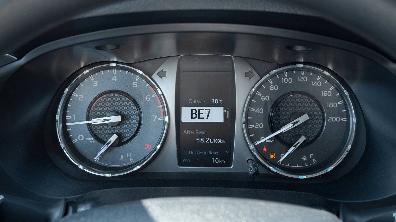 Toyota Hilux ECT0117 - Toyota Hilux Double Cab SGLX – 2.7L Petrol Manual 4wd White with Red 2025