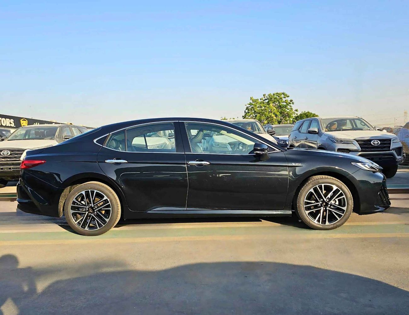 Toyota Camry G PREMIUM / 2.5L HYBRID / HEADUP DISPLAY / PANORAMAIC ROOF / CHINESS SPECS (CODE # HYBRID)