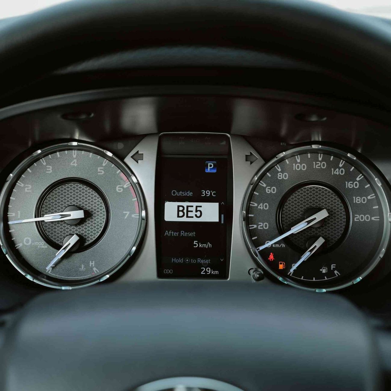 تويوتا هيلوكس GLX AT 2.7L