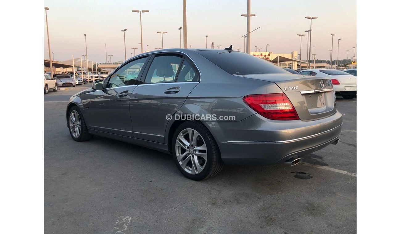 مرسيدس بنز C 300 موديل 2012 خليجي فل مواصفات بانوراما ومثبت سرعه وتكييف خلفي ونظام صوت ممتاز وتحكم كهربي كامل