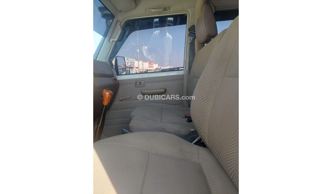 Toyota Land Cruiser Pick Up DC 4.2L DIESEL 6 CYLINDER MANUAL TRANSMISSION