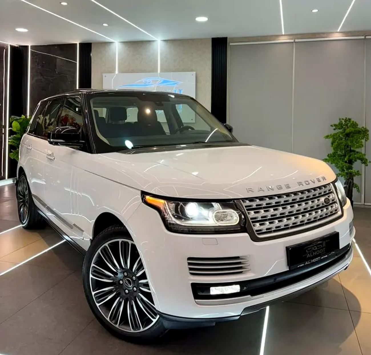 Land Rover Range Rover Supercharged 5.0L SUPERCHARGED VOGUE V8 || GCC II FULLY LOADED || AMAZING || VERY NEAT || LOW MILEAG