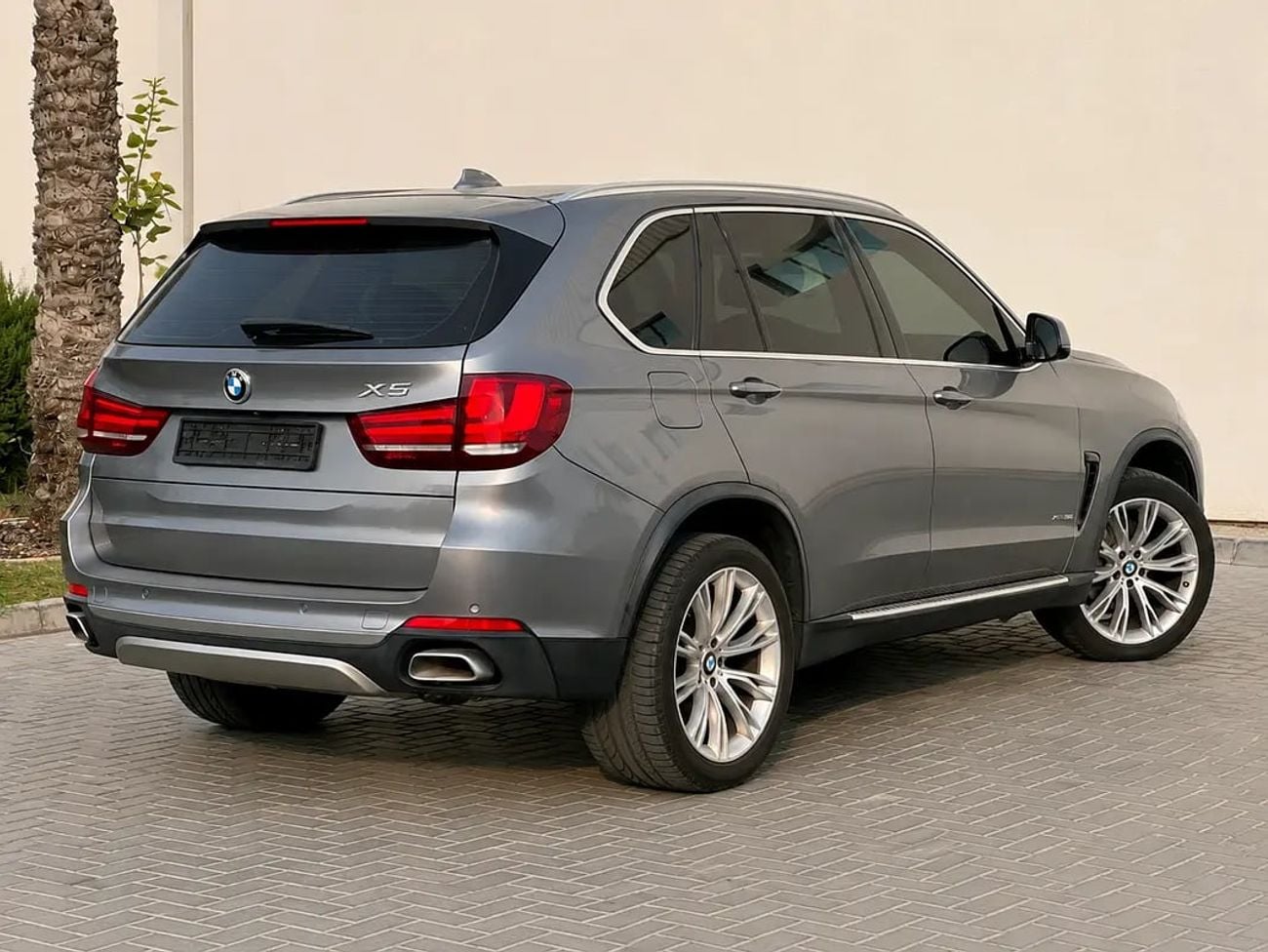 بي أم دبليو X5 1,338 P.M | xDrive35i Exclusive | GCC Specs | 3.0L V6