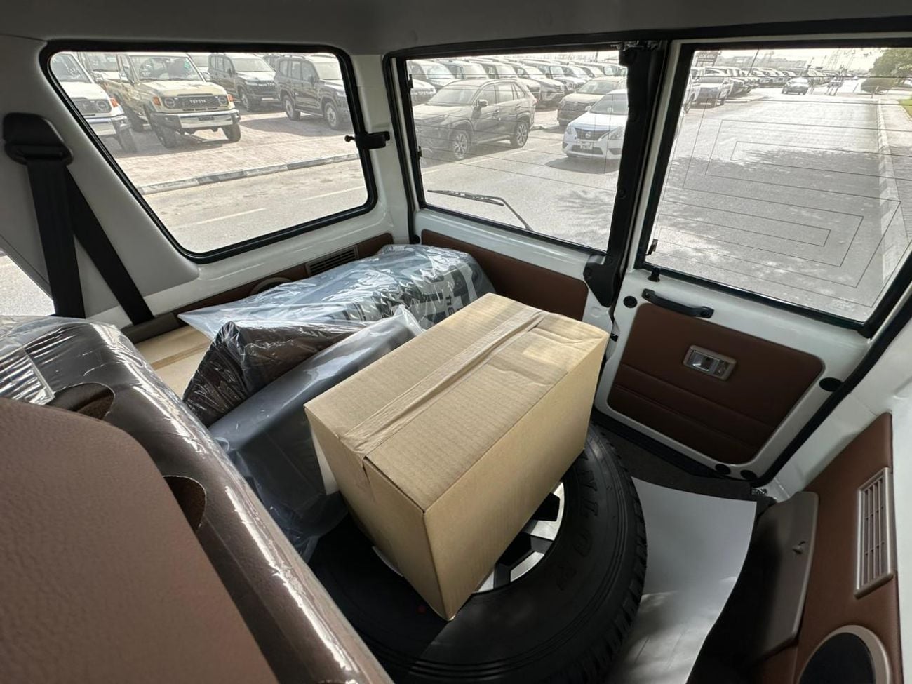 Toyota Land Cruiser 70 LX 2.8L  2025  LC76-Z 2.8 DSL  White/tan