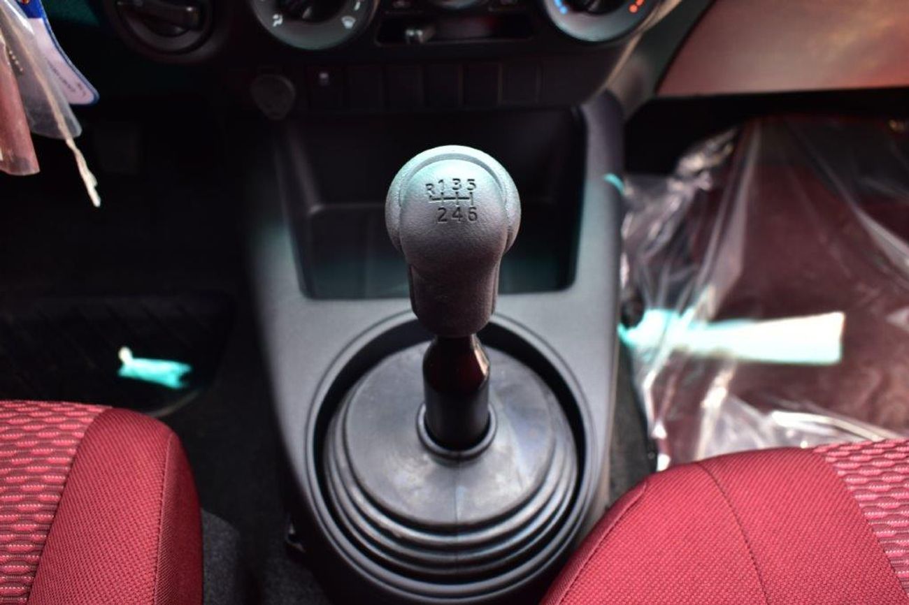 تويوتا هيلوكس DLX- E 2.4L Diesel Manual Transmission 6 Seater