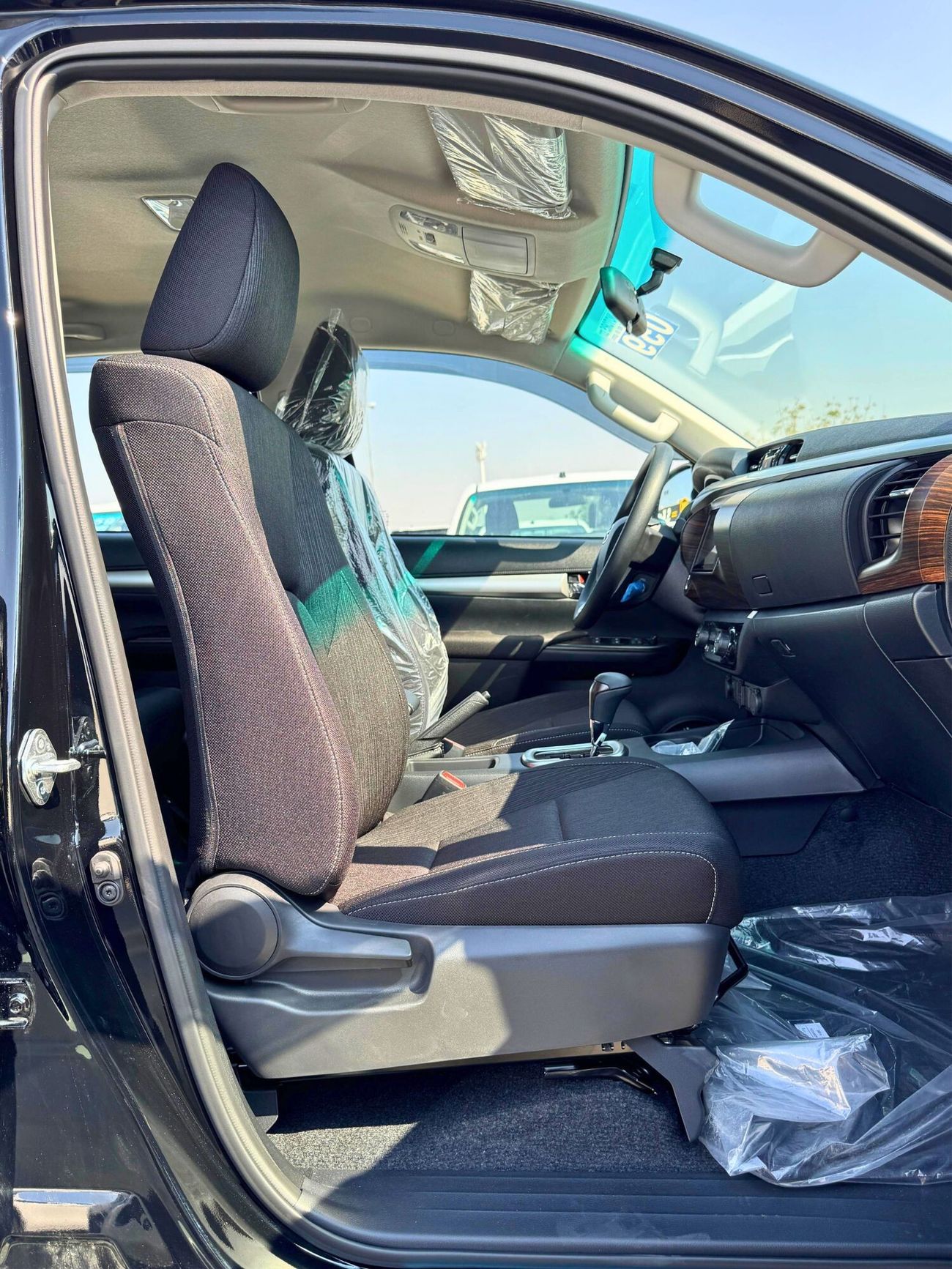 Toyota Hilux SR5 /  2.7L V4 PETROL / PUSH START / 4WD / FULL OPTION (CODE # SR5)