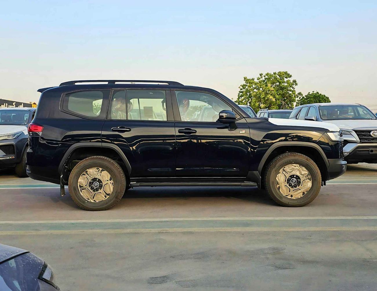 تويوتا لاند كروزر LC300 GR SPORT / 3.3L V6 DIESEL / DVD WITH 360* / JBL SPEAKERS / HEADUP / FULL OPTION (CODE # LCDGR)