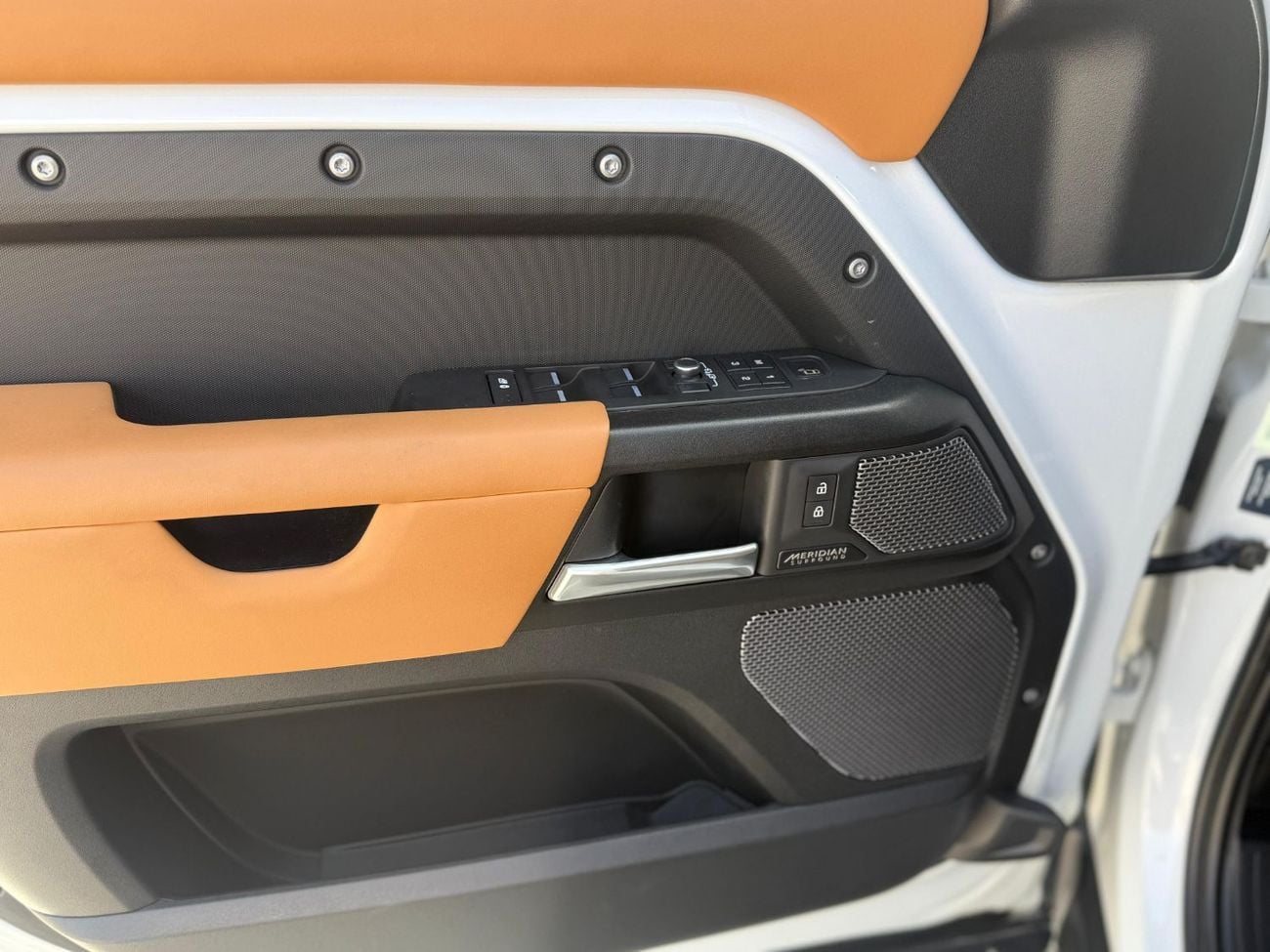 لاند روفر ديفندر 110 X P525 5.0L