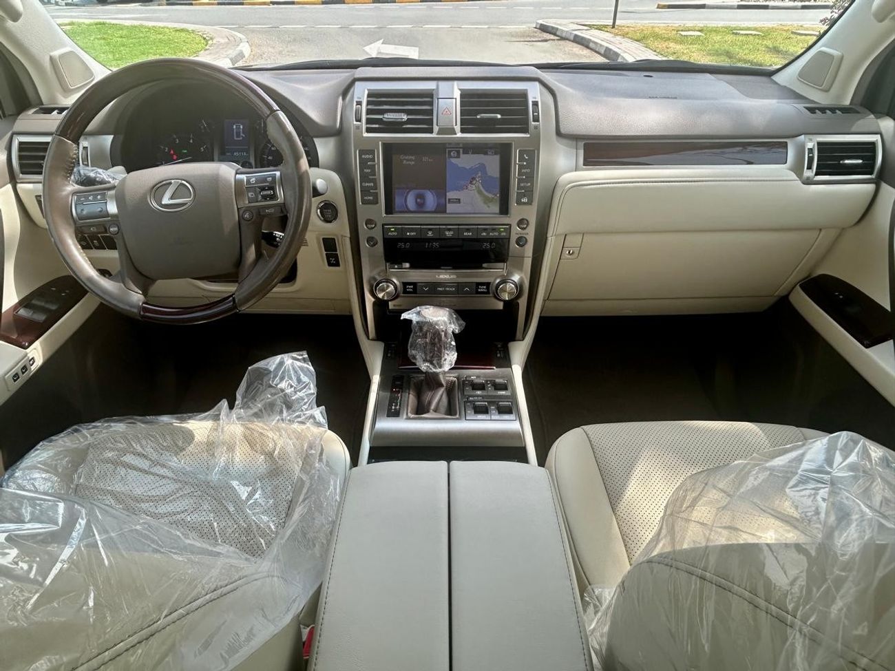 Lexus GX460 Platinum 4.6L FULL OPTION 2017 GCC LOW MILEAGE SINGLE OWNER WITH FSH IN MINT CONDITION