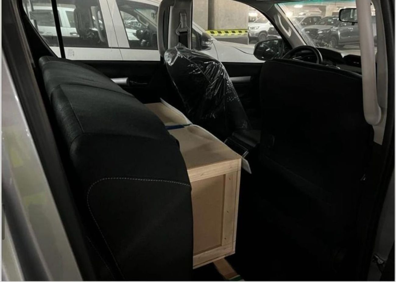 Toyota Hilux 2.4L RS5 Manual . 4x4