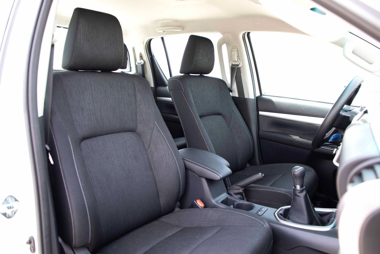 Toyota Hilux 2022 Toyota Hilux 4x4 DC 2.4 HI SR5 - White Pearl inside Black