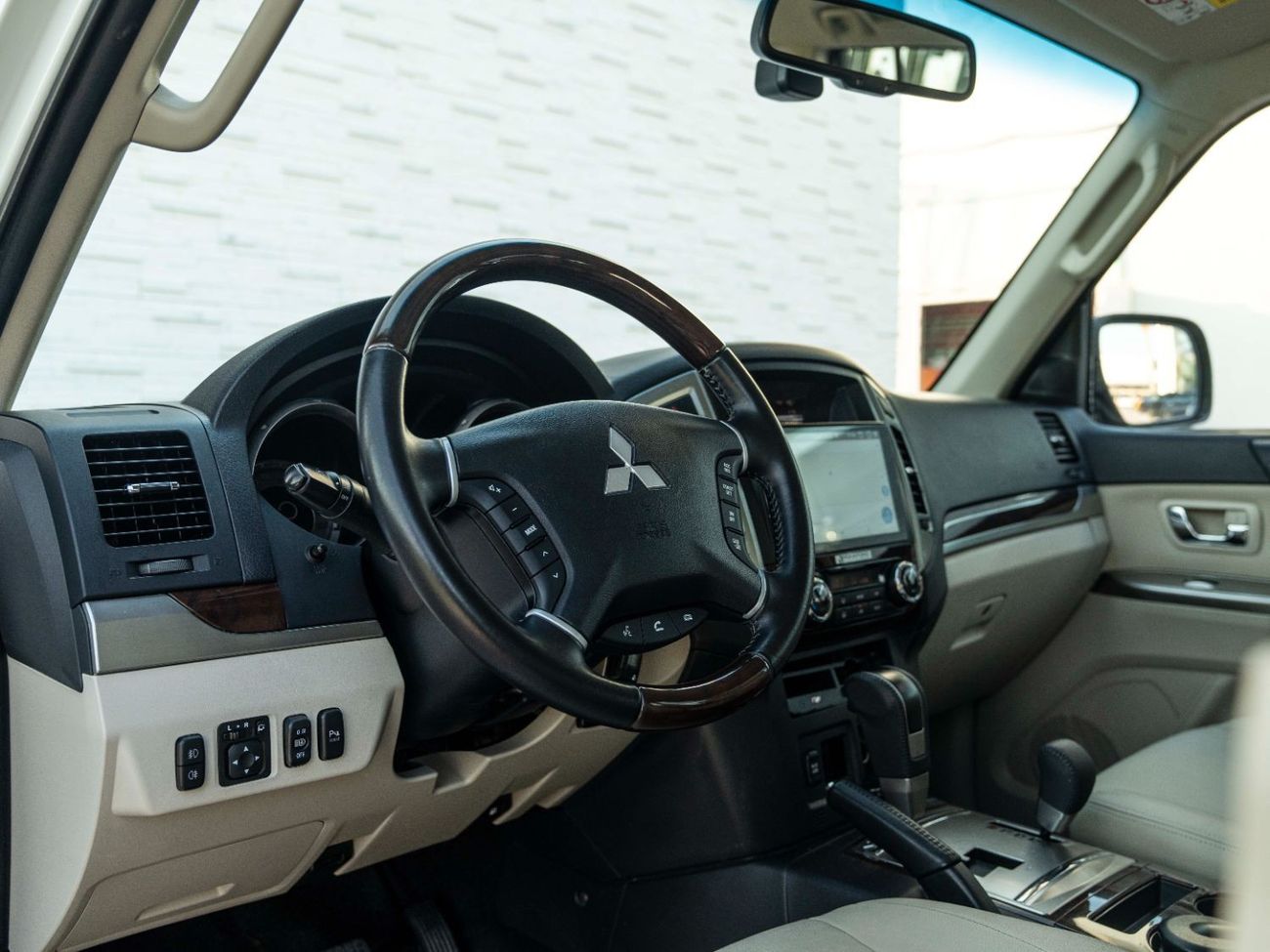 ميتسوبيشي باجيرو AED 1,415 PM • 3.8L PAJERO GLS TOP • ONLY 60,000 KMS • GOLD EMBLEM PACKAGE WITH RHINO ROOF-RACK