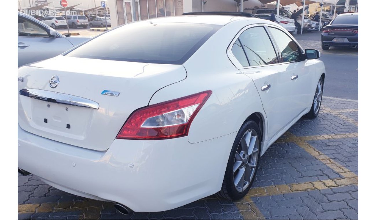 Nissan Maxima Excellent condition, you do not need any clean expenses inside and out