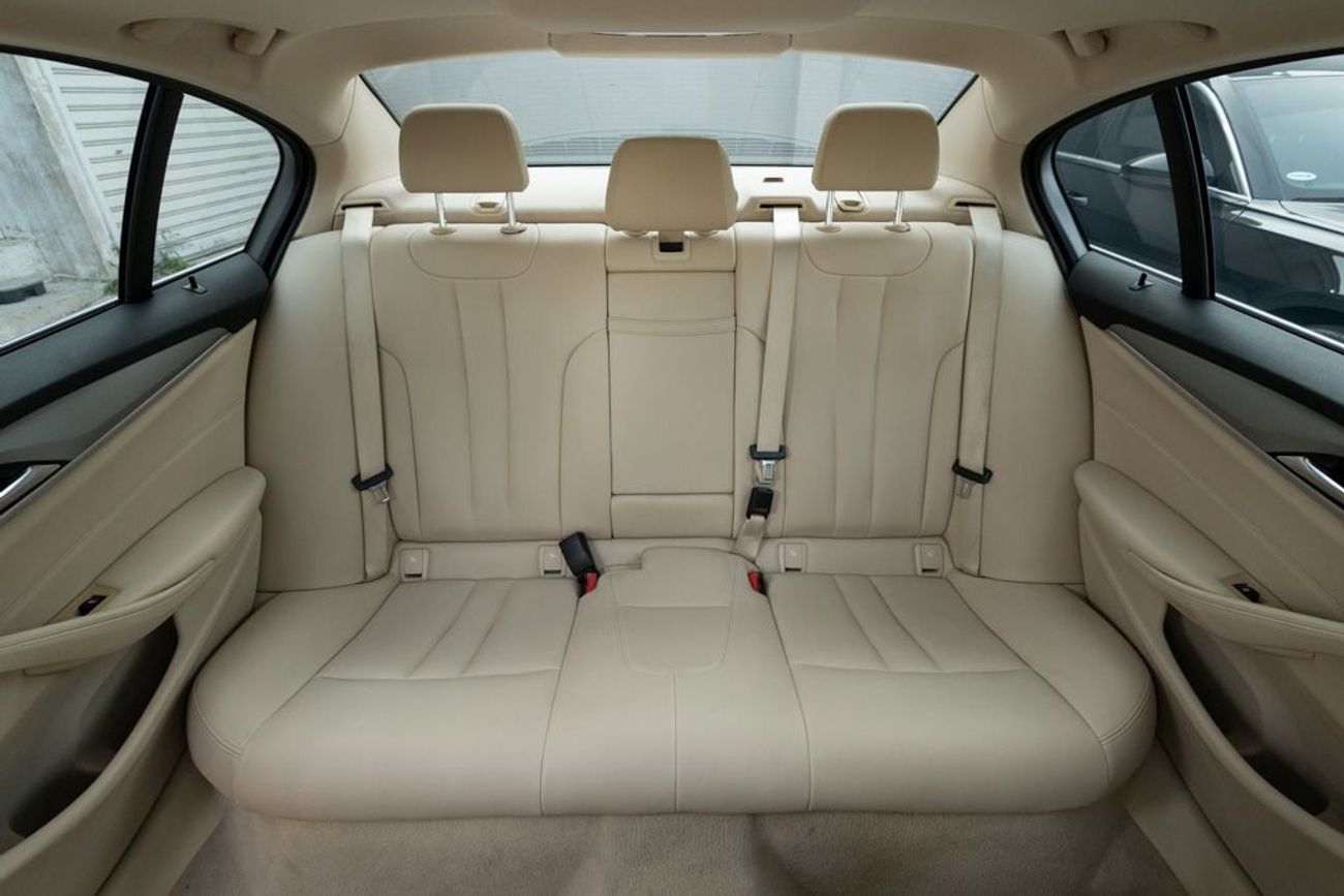 بي أم دبليو 520i Std 2.0L