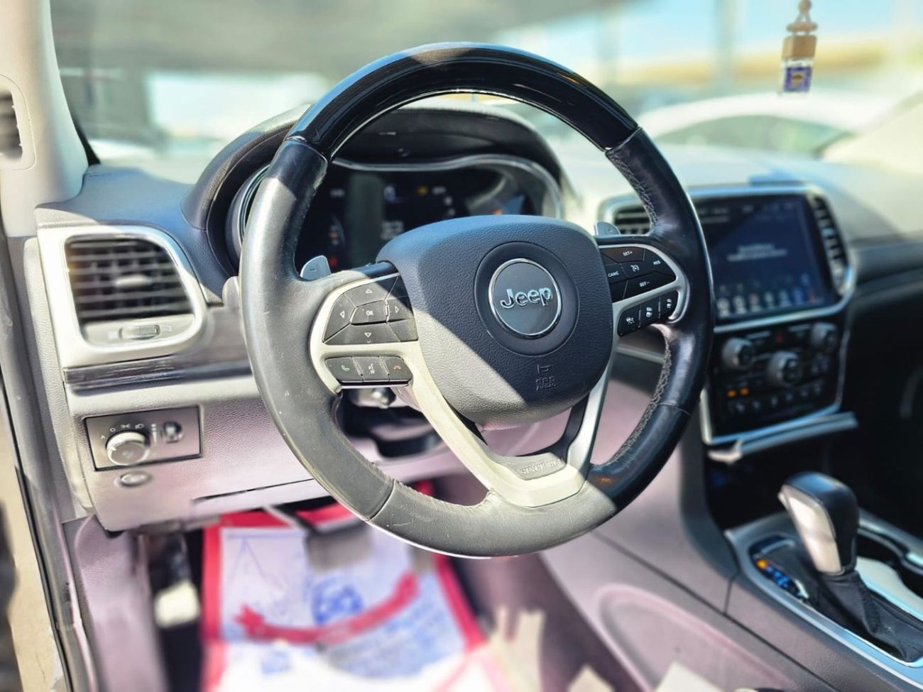 Jeep Cherokee Jeep Cherokee Summit 2019   5.7L  8 cylinder